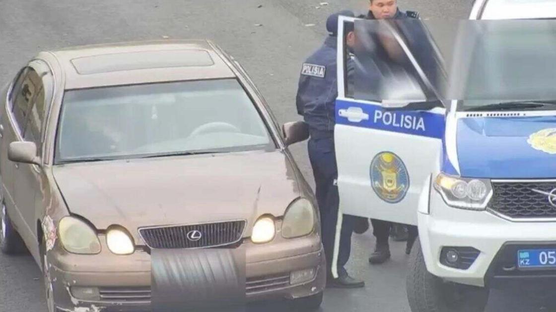 Житель Павлодара садится в полицейскую машину