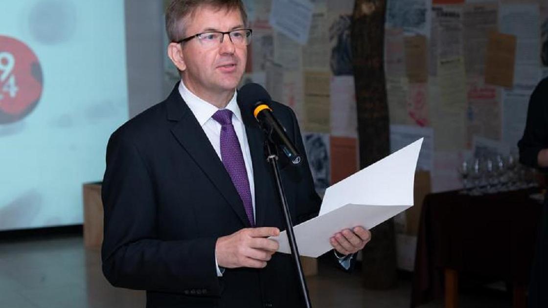 Посол Беларуси в Словакии Игорь Лещеня в листом у микрофона