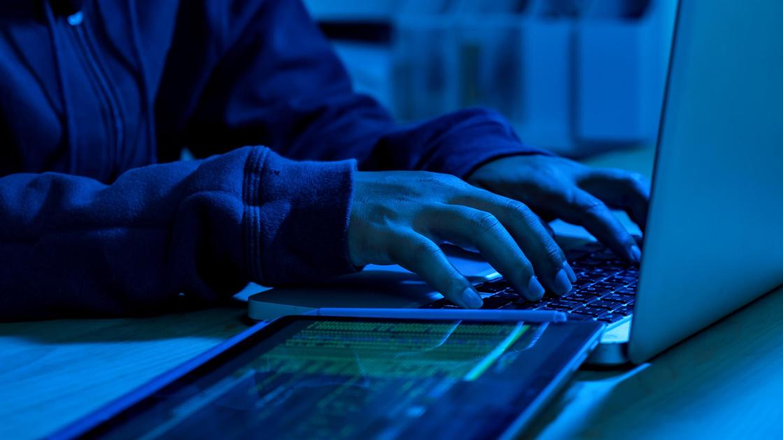 Мужчина за ноутбуком