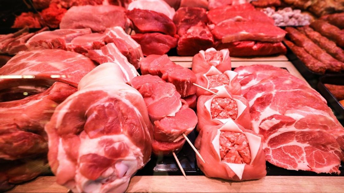Вырезки мяса на прилавке