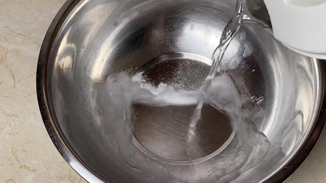 Вода с содой в миске