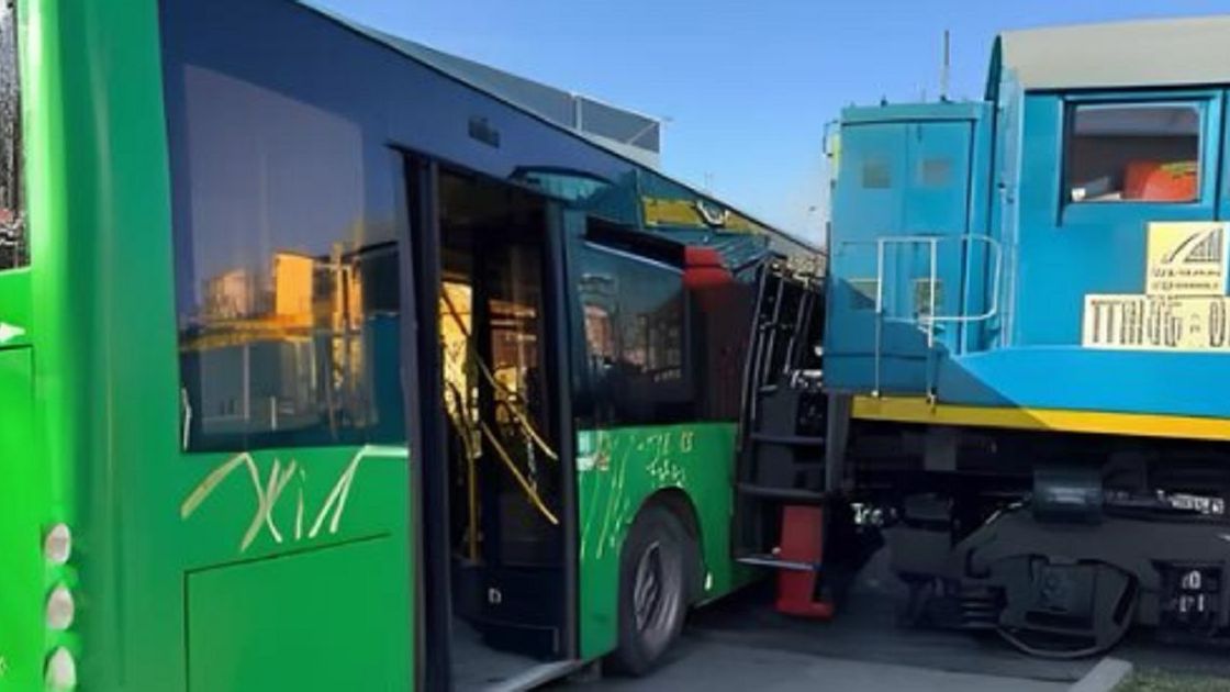 автобус столкнулся с поездом