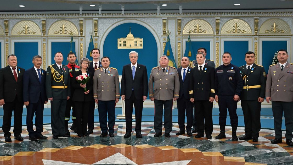 Касым-Жомарт Токаев со спасателями