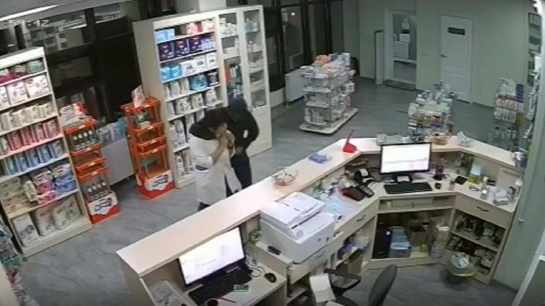Мужчина напал на работницу аптеки