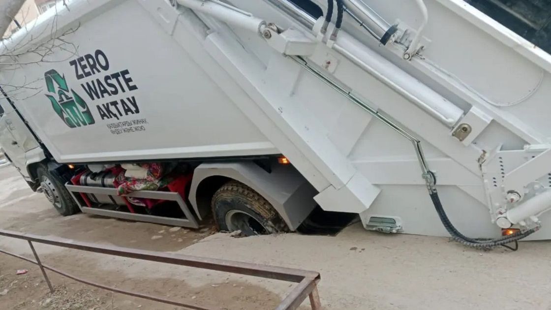 Мусоровоз провалился в яму