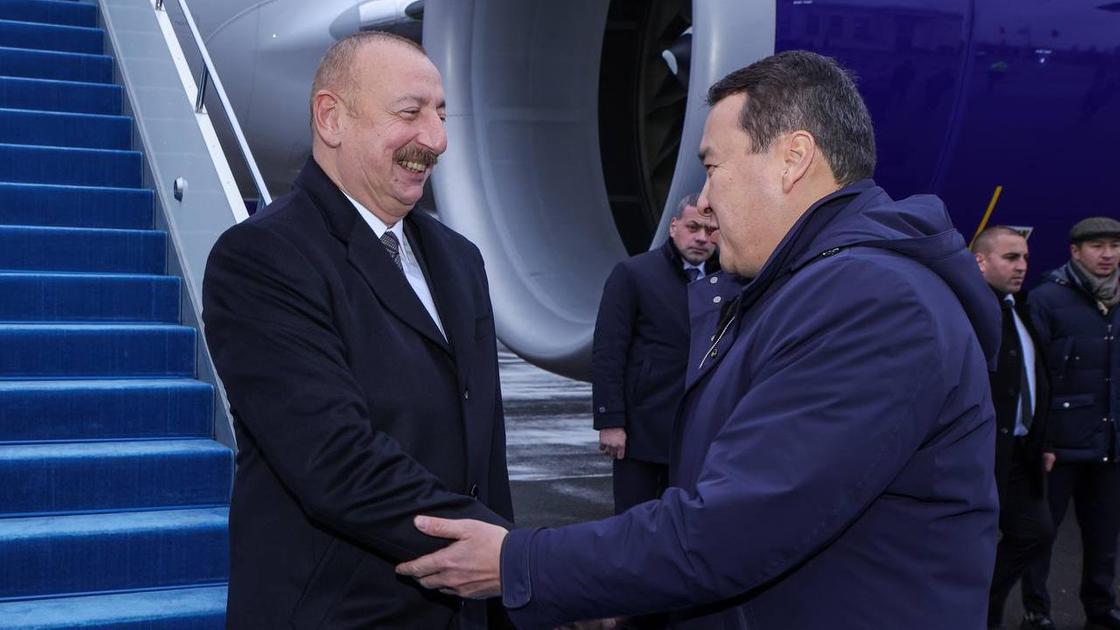 Президент Азербайджана Ильхам Алиев и премьер РК Алихан Смаилов