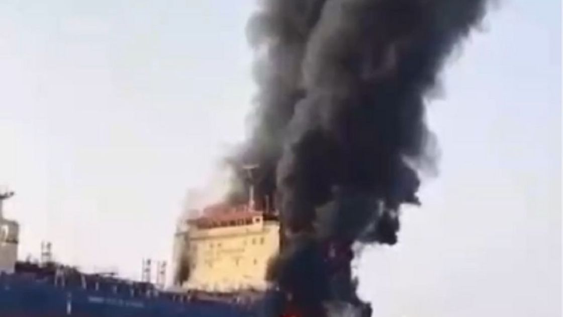 Танкер горит в Ормузском проливе