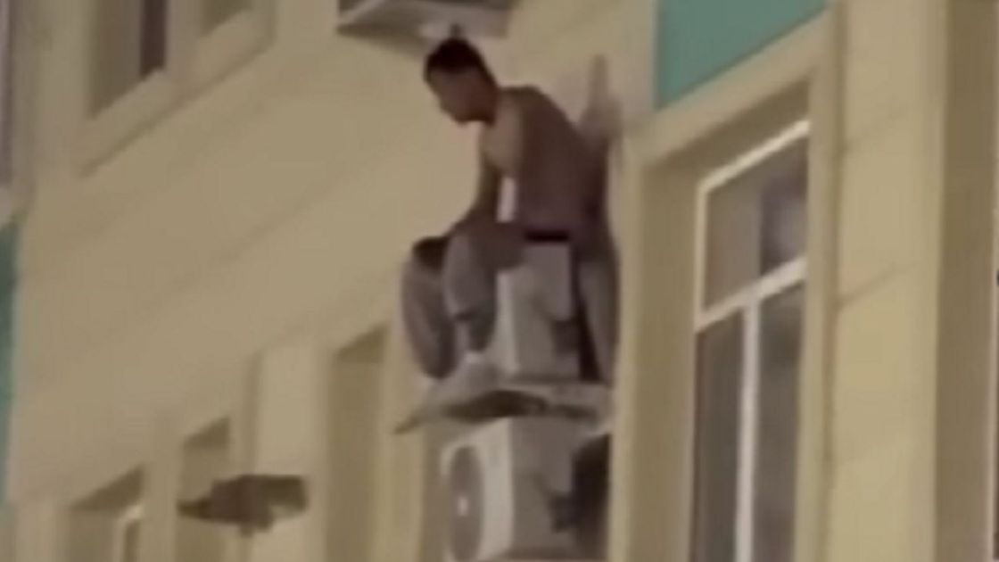 Мужчина на кондиционере.