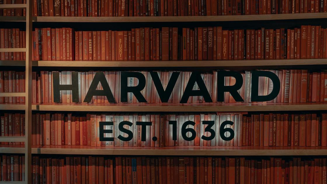 Книги и надпись «Гарвард», дата основания — 1636 год