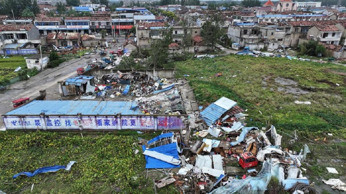 Разрушенные здания после торнадо в Китае