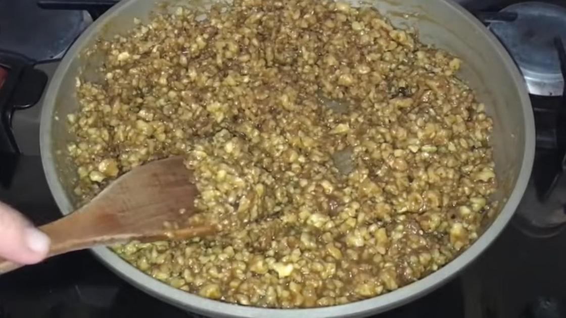 Начинка из орехов, сливок и сиропа