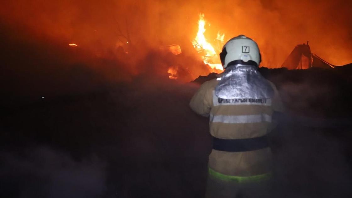 Пожарный на месте происшествия в Нур-Султане