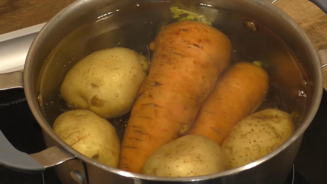 В кастрюле с водой вымытая морковь и картофель