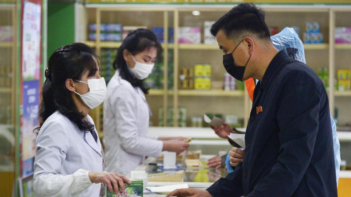 Мужчина покупает лекарство в аптеке в Пхеньяне