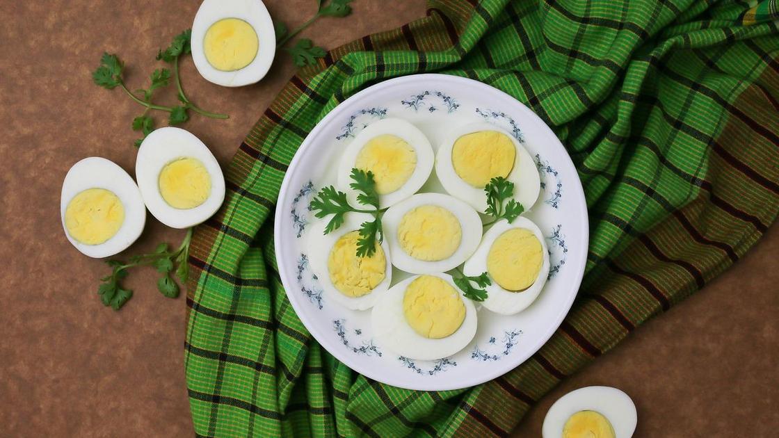 На тарелке половинки яиц, сваренных вкрутую
