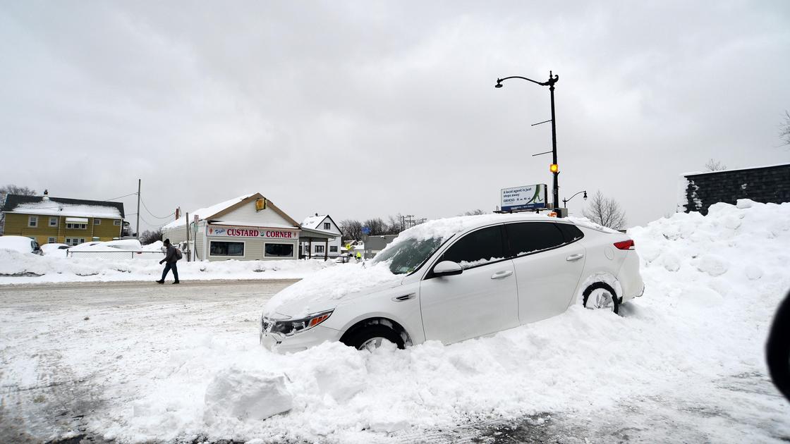 Машина, застрявшая в снегу, в Буффало