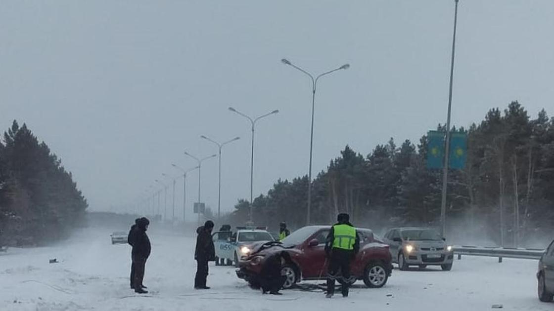 Авто стоят на трассе после ДТП