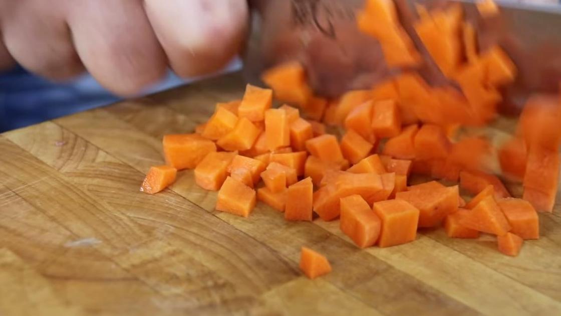 Морковь нарежьте кубиком