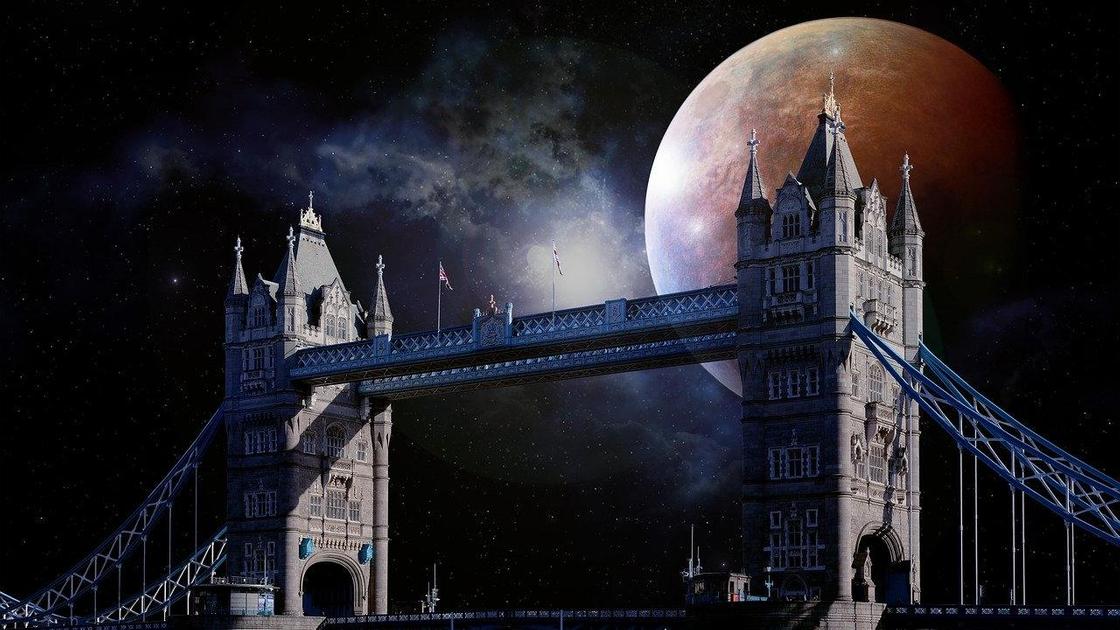 Полная Луна над Тауэрским мостом