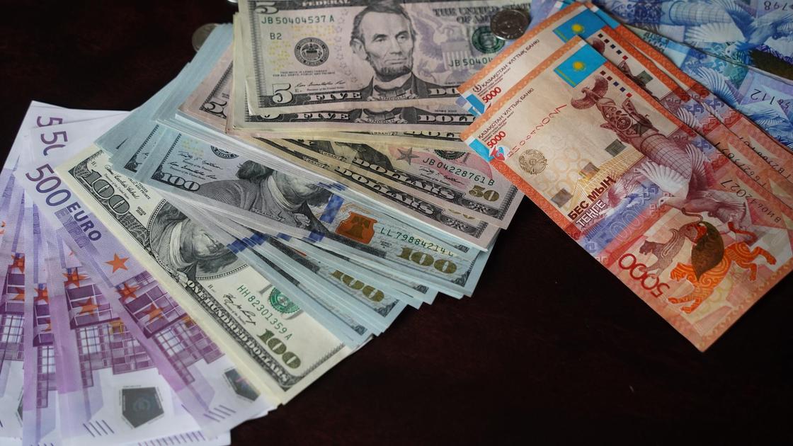 Купюры валют разных стран лежат на столе
