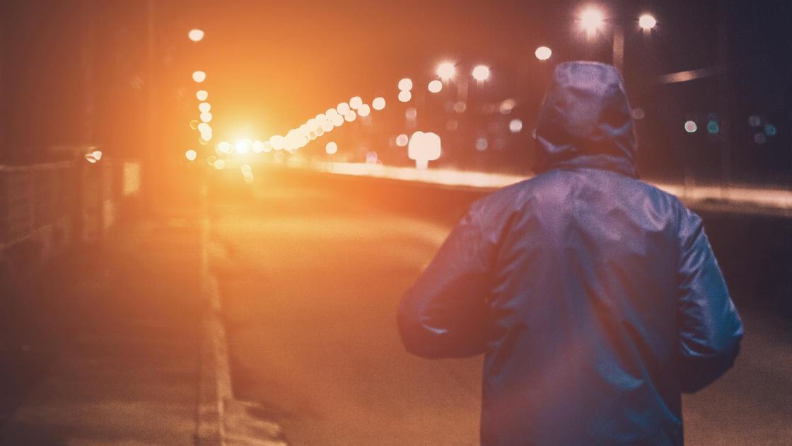 Мужчина идет по улице