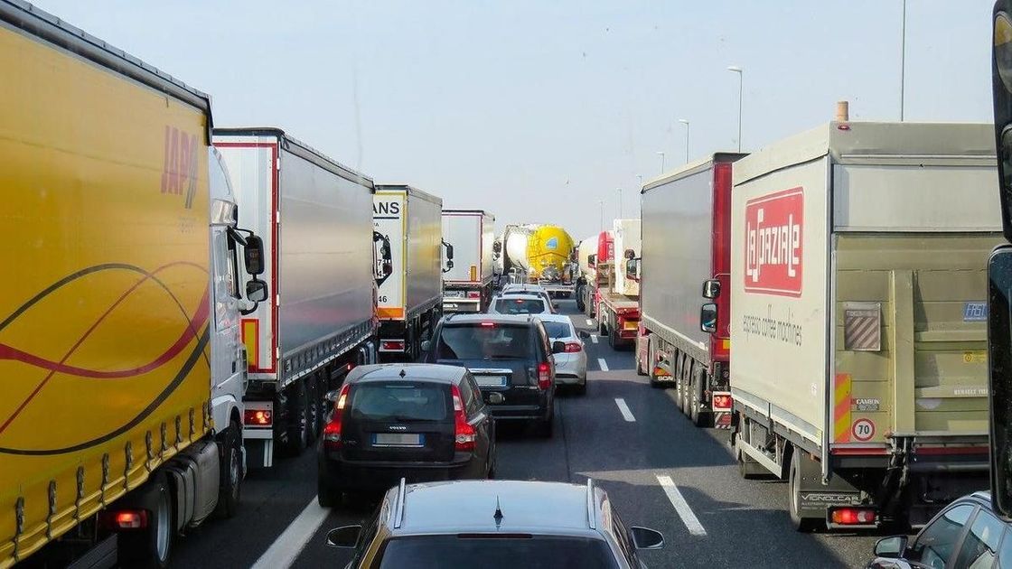 Шекарада тұрған көліктер