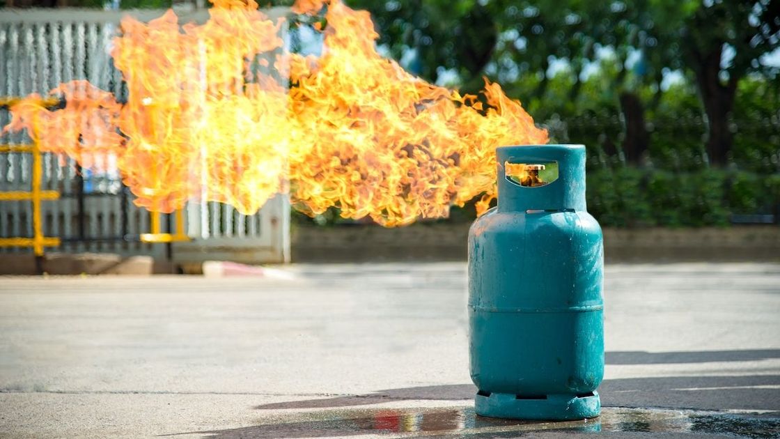 Газовый баллон горит