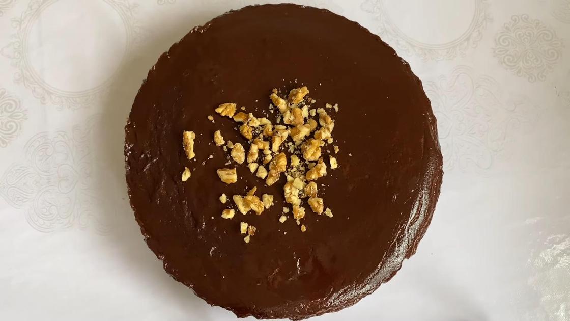 Пирог в шоколадной глазури с орехами