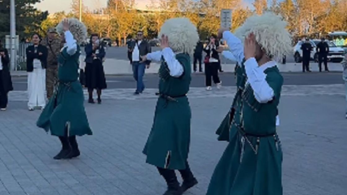 Танцующие казахстанцы
