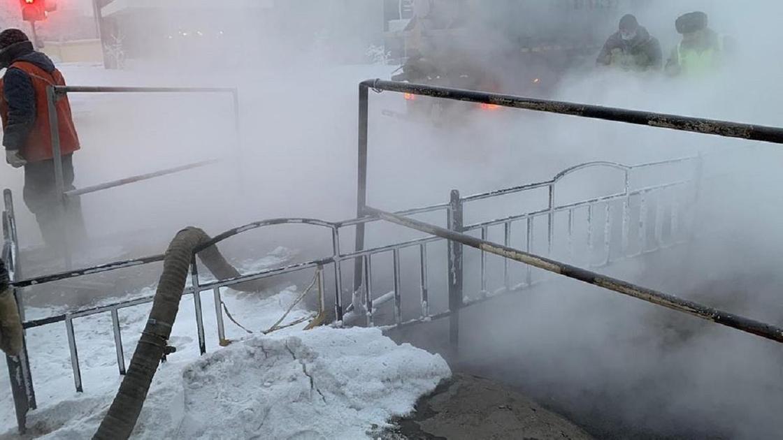 Яма после прорыва теплотрассы в Павлодаре