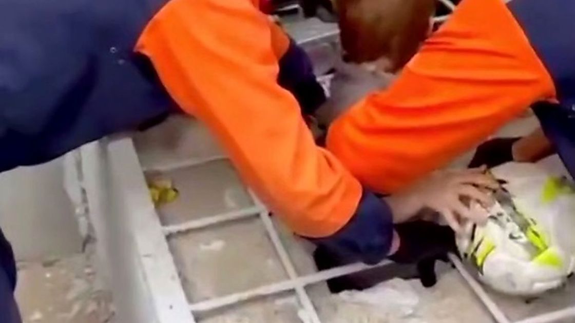 Спасатели помогают мальчику