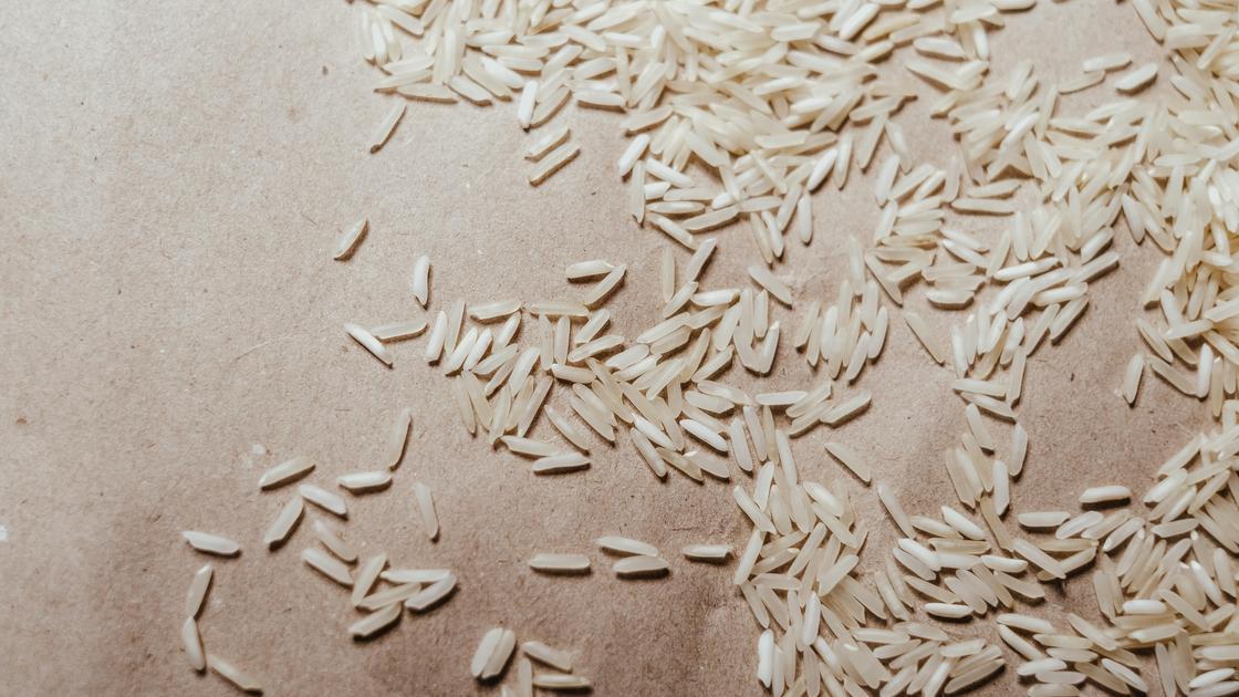 Крупинки риса на столе