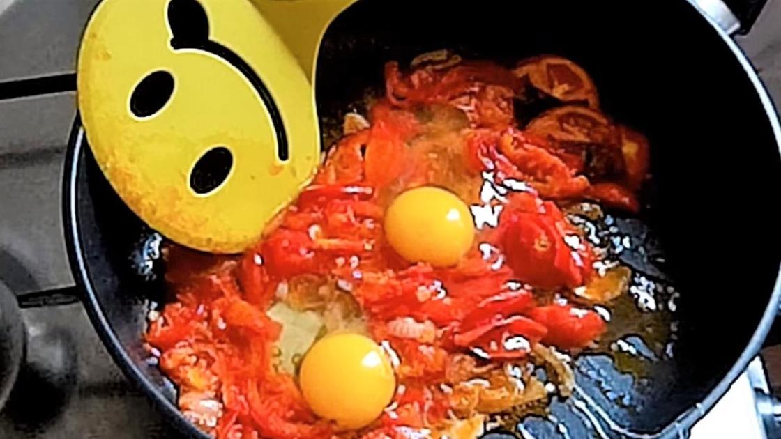 Яичница с помидорами и грибами на сковороде