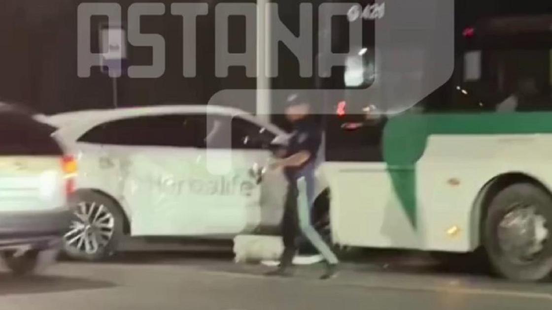 Автомобиль столкнулся с автобусом