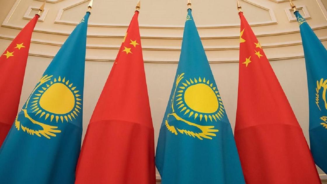 казахстанский и китайский флаг