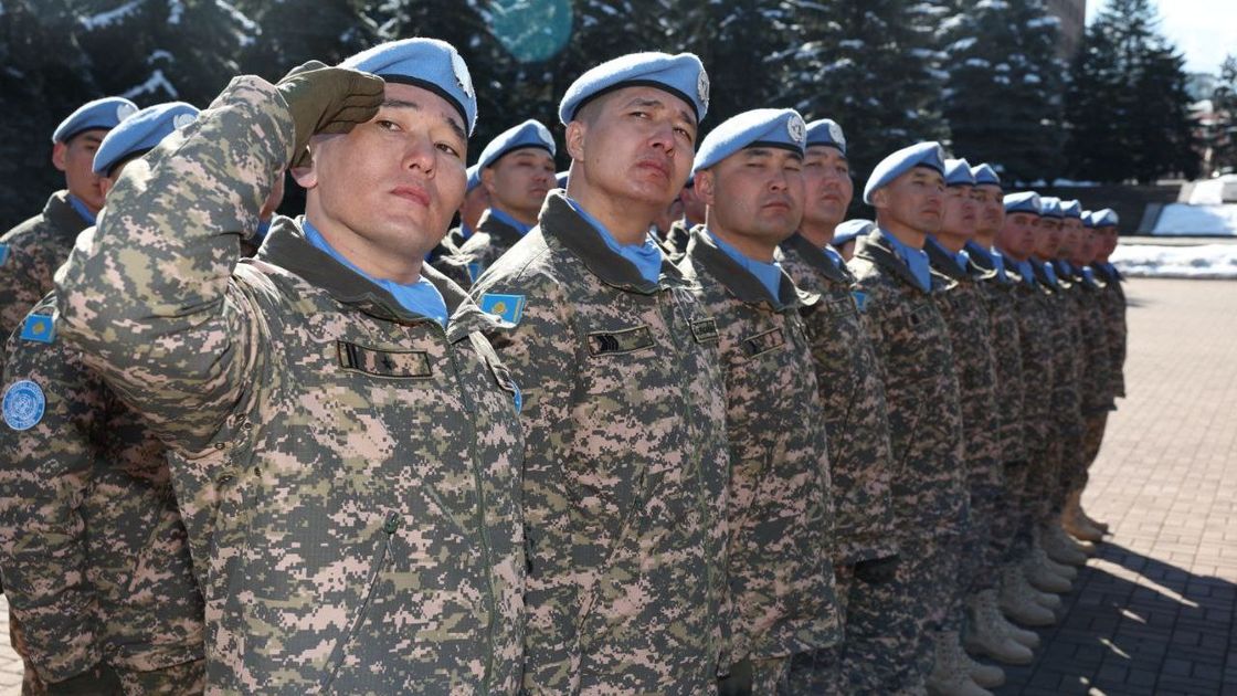 Сапта тұрған әскерилер