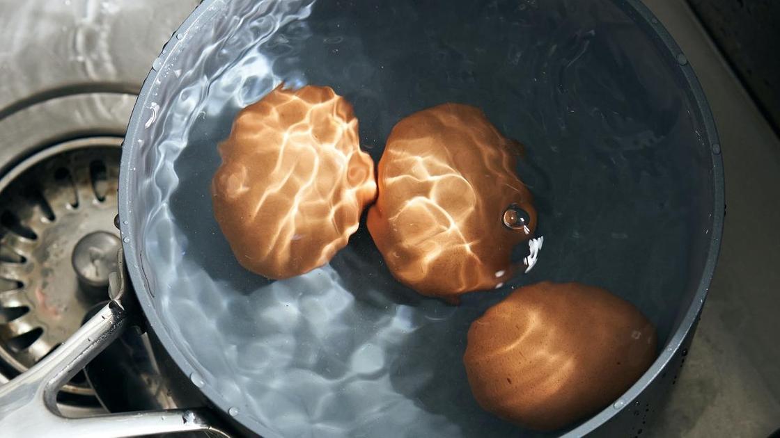 Отварные яйца в холодной воде