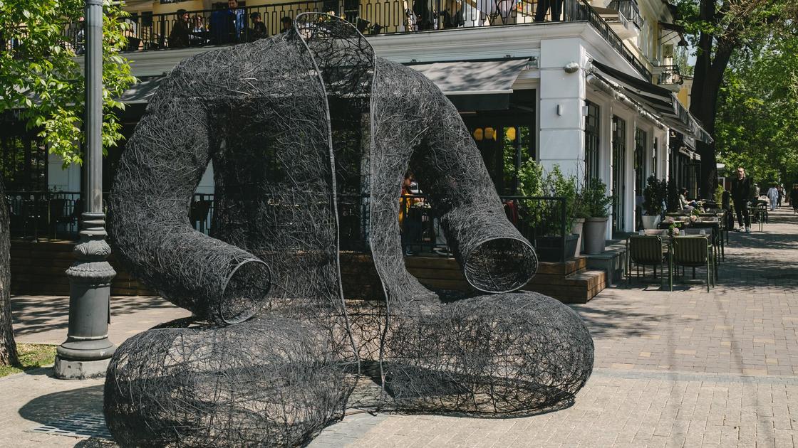 Скульптура "Қара Шапан"