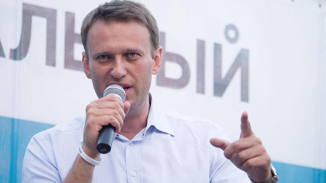 Алексей Навальный в белой рубашке