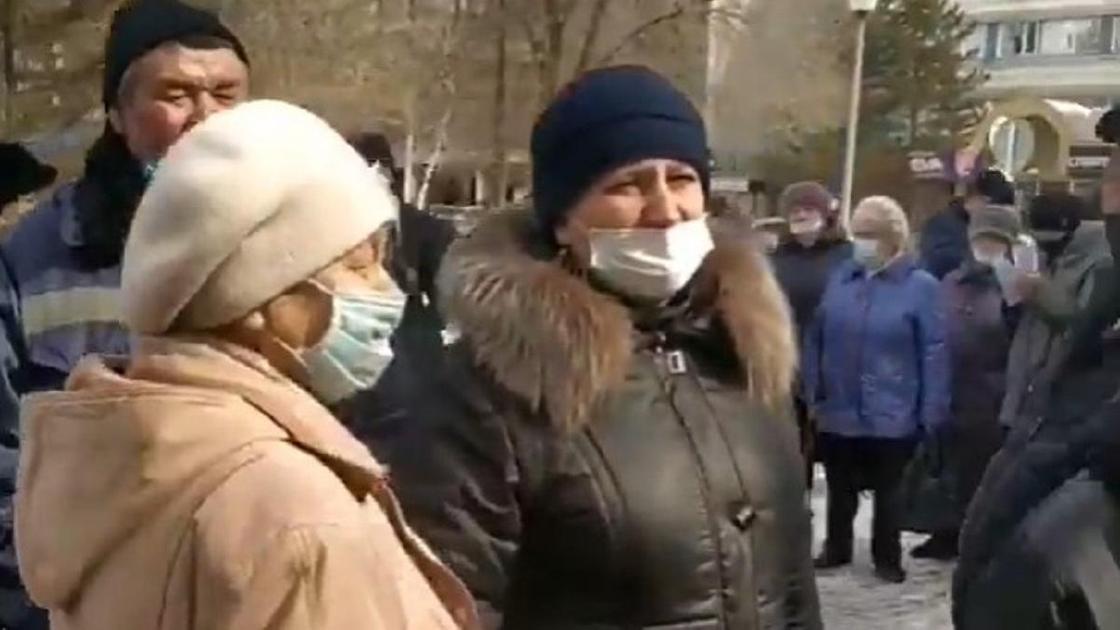Толпы людей в Павлодаре
