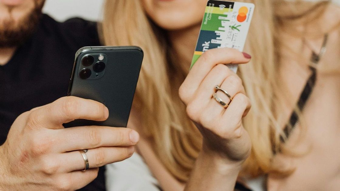 Мужчина и женщина с банковской картой