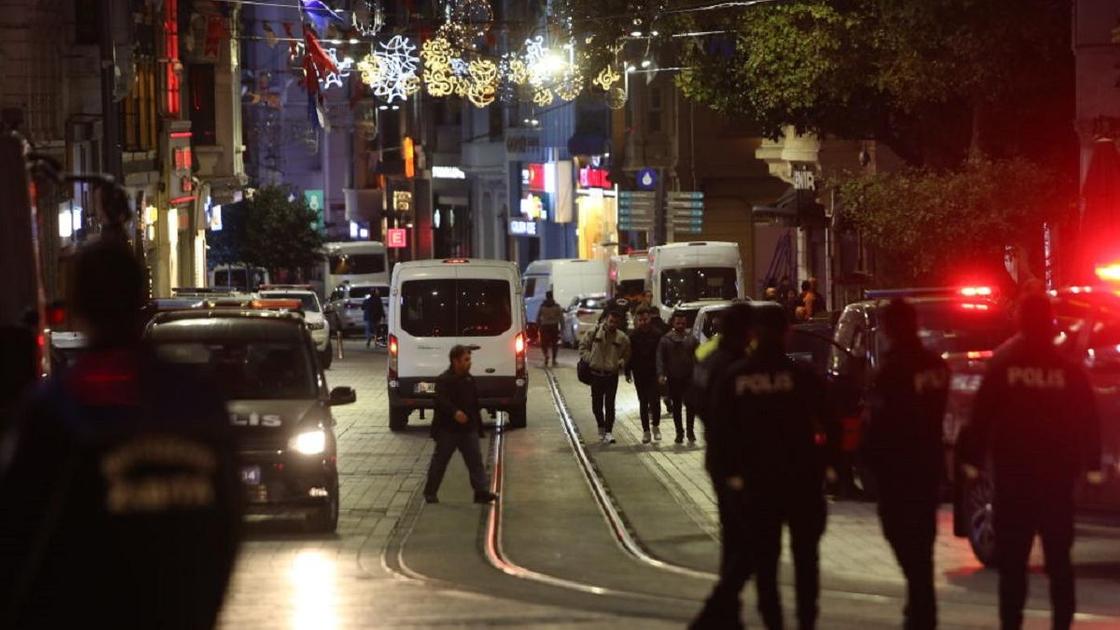 Полицейские и белые микроавтобусы на улице в Стамбуле