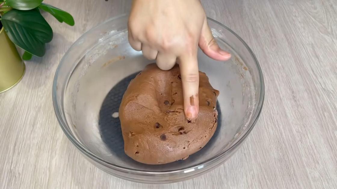 В миске шоколадное тесто для печенья