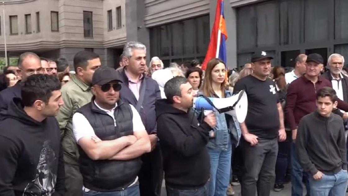 Протестующие у здания МИД Армении