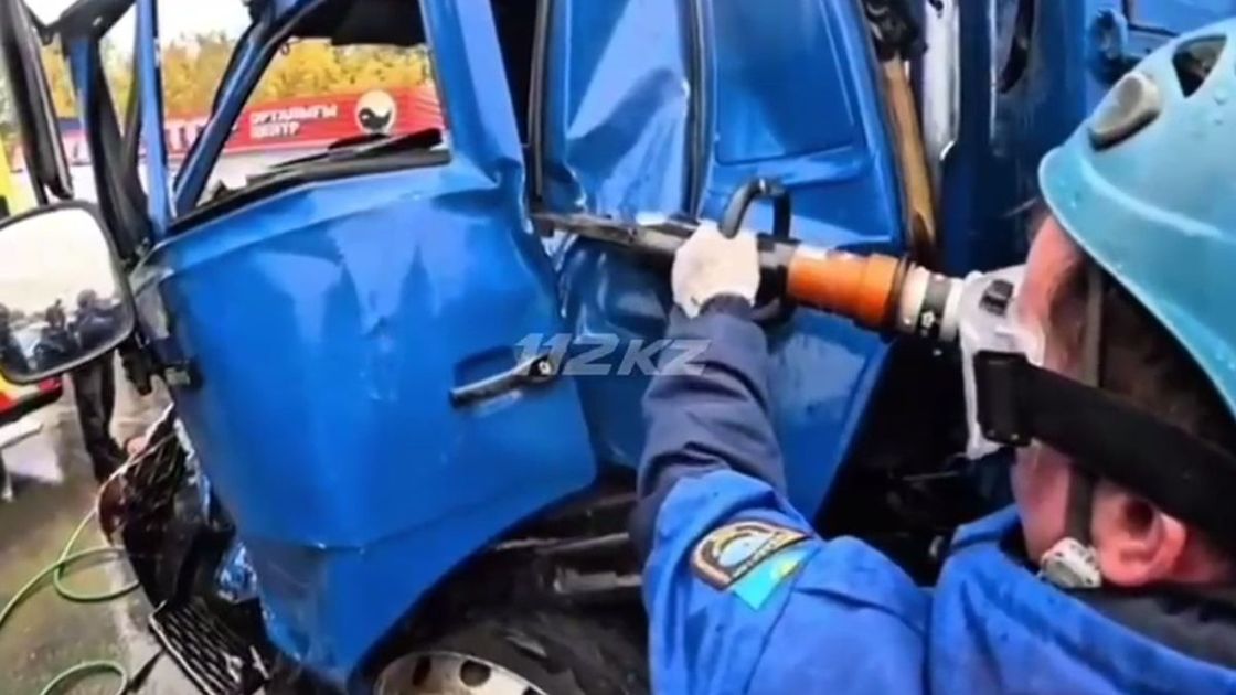 Спасатель МЧС открывает авто