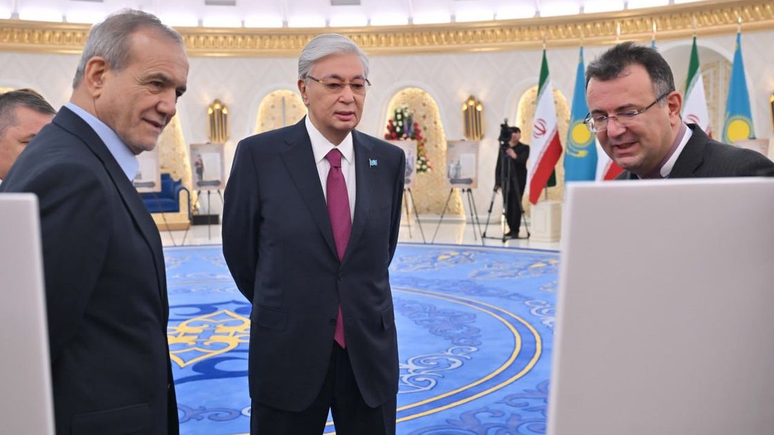 Қасым-Жомарт Тоқаев пен Масуд Пезешкиан көрме тамашалауда