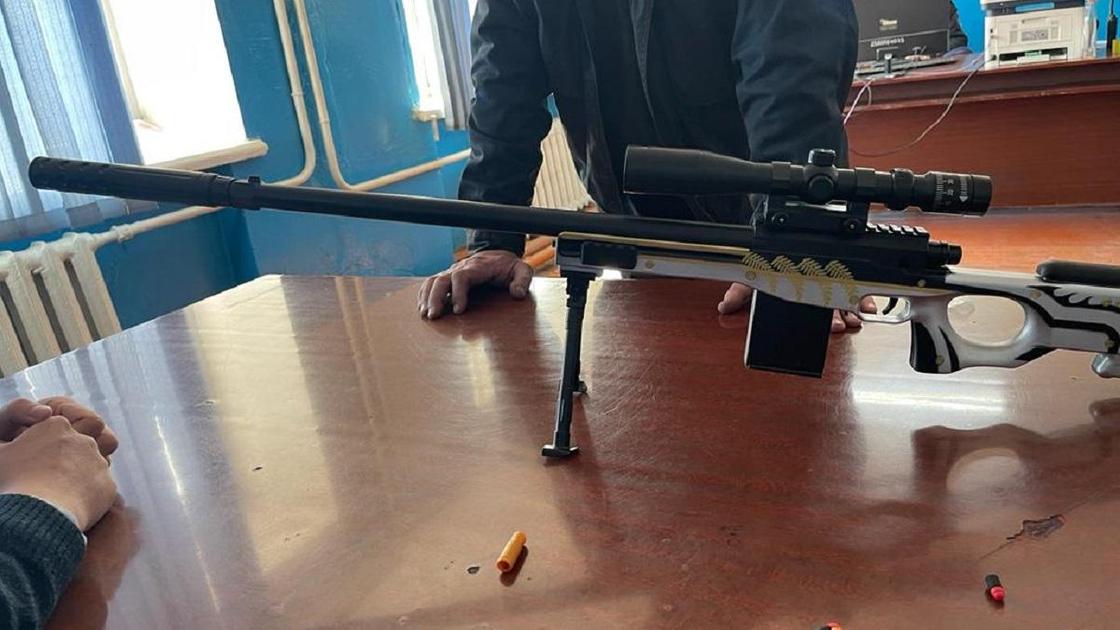 Игрушечная винтовка стоит на столе в Семее
