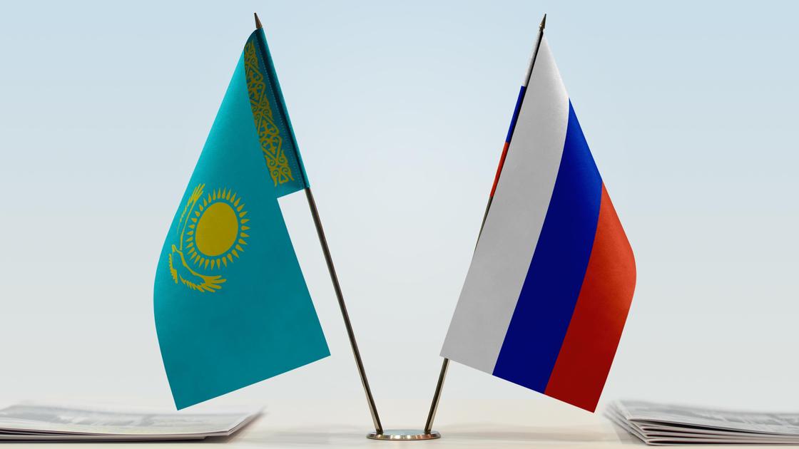 Флаги Казахстана и России стоят на столе