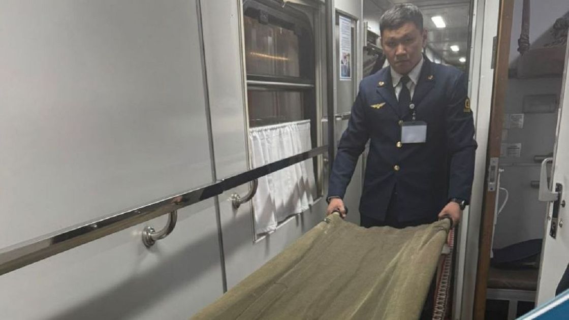 Проводник держит носилки