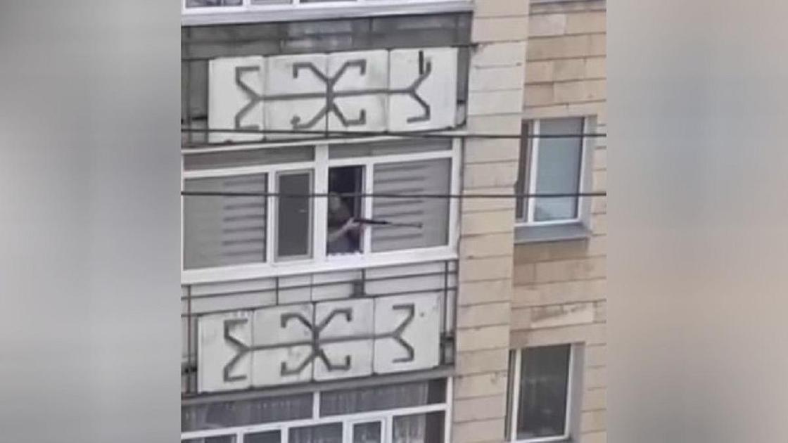 Мужчина стреляет из винтовки с балкона в Кокшетау
